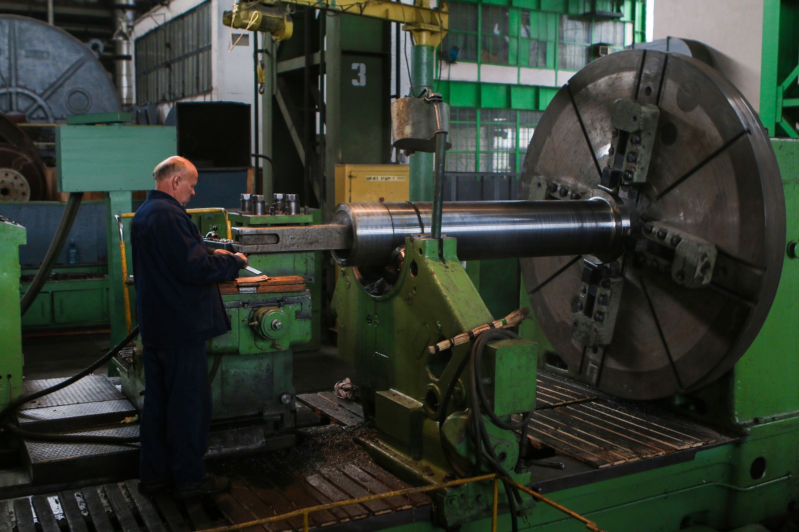 Machiniste au contrôle d'une pièce usinée